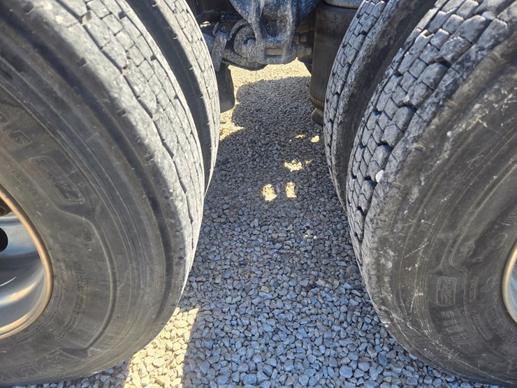 2016-peterbilt-579-image-81