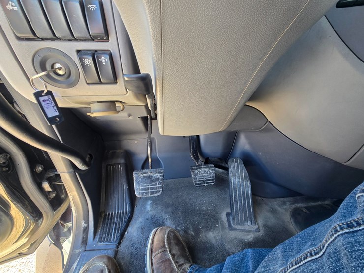 2016-peterbilt-579-image-63