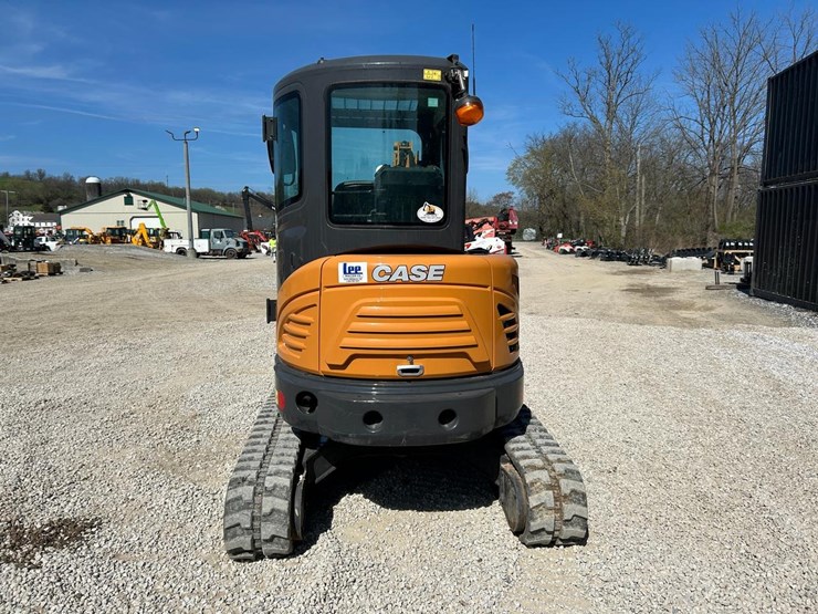 2023-case-cx37c-image-3