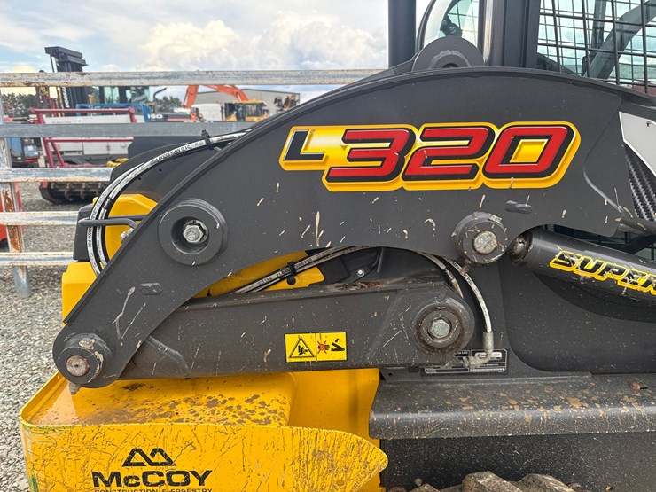 new-holland-l320-image-21