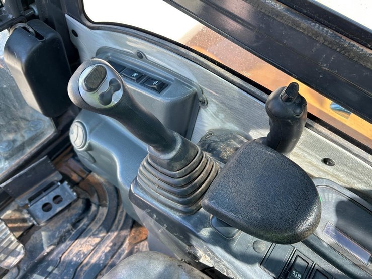 2023-case-cx37c-image-24