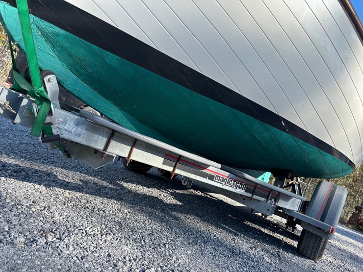 #9545-•-grimmalkin-–-18'-fenwick-williams-classic-wooden-catboat-w/-trailer-image-11