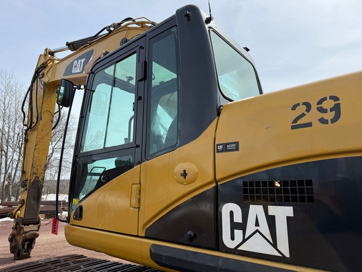 caterpillar-330d-image-96