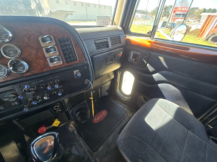 2005-peterbilt-379-image-59