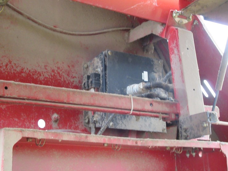 new-holland-br780-image-20