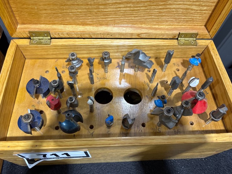 #711-•-box-of-various-router-bits-image-4