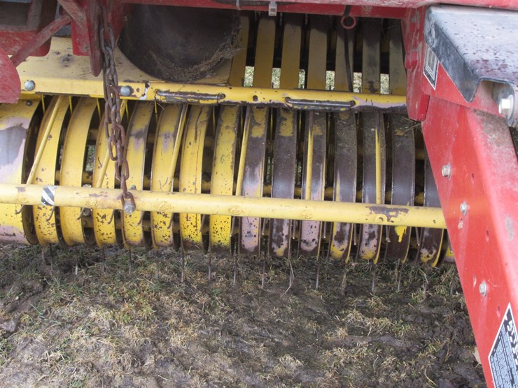 new-holland-br780-image-5