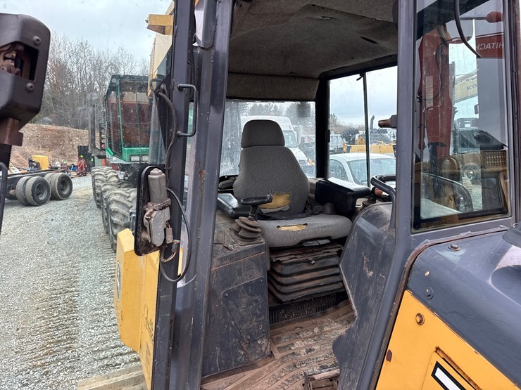 2005-deere-700j-xlt-image-32