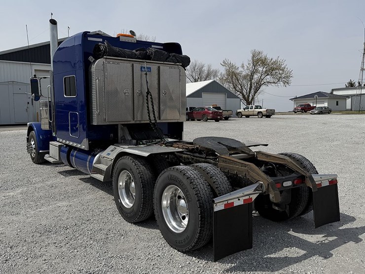 2024-peterbilt-389-image-2