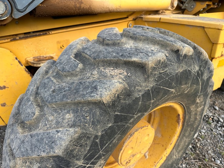 2011-deere-310sj-image-45