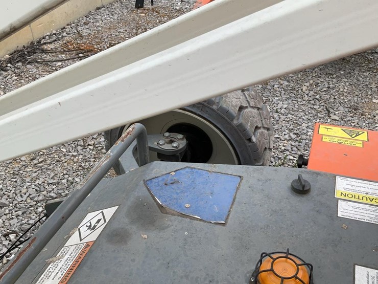 #311-•-snorkel-38'-articulating-lift-image-11