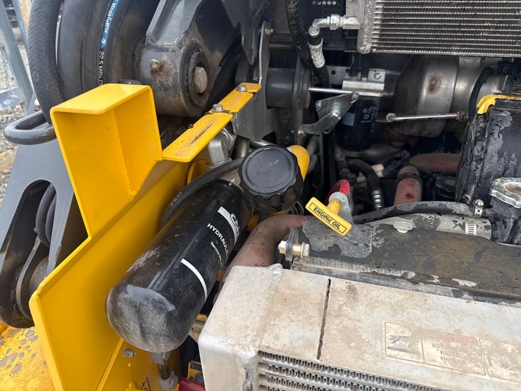 new-holland-l320-image-23