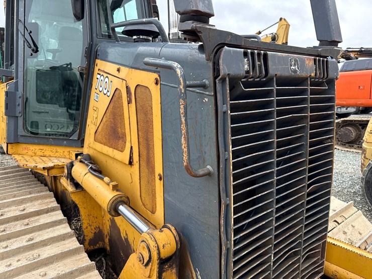 2005-deere-700j-xlt-image-9