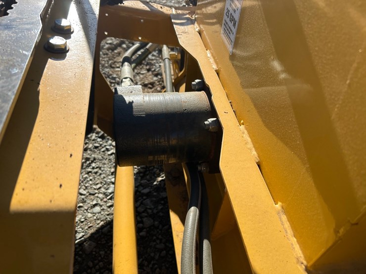 new-holland-l216-image-18