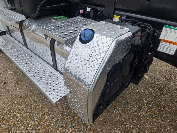 2012-freightliner-m2-106-image-86