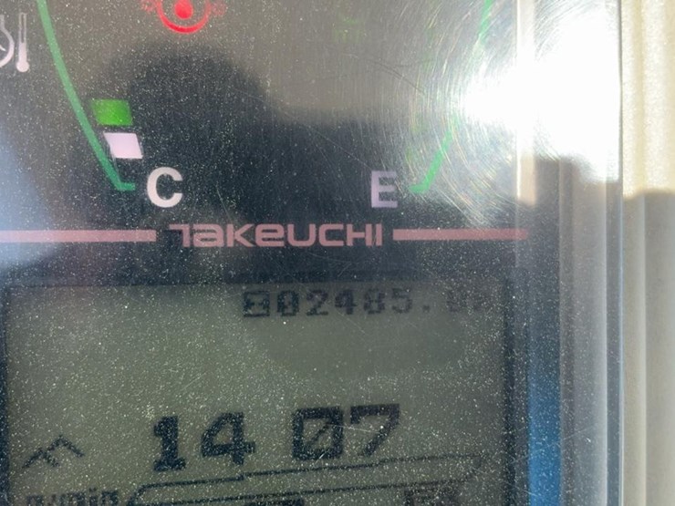 2017-takeuchi-tb240-image-23