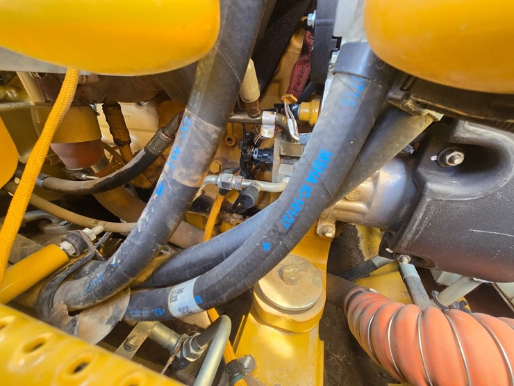 2014-caterpillar-953d-image-33