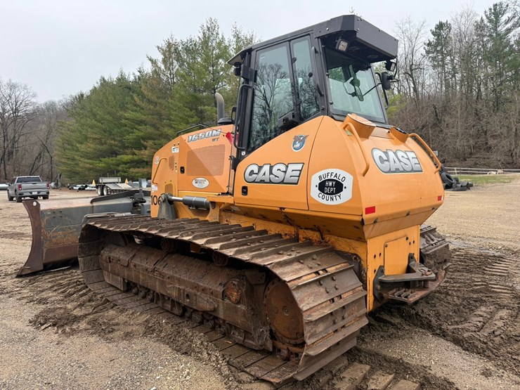 2016-case-1650m-image-3