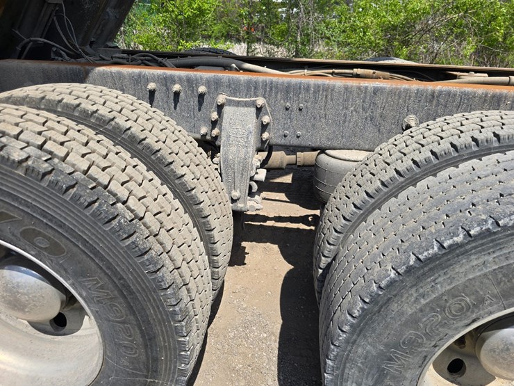 2017-peterbilt-348-image-69