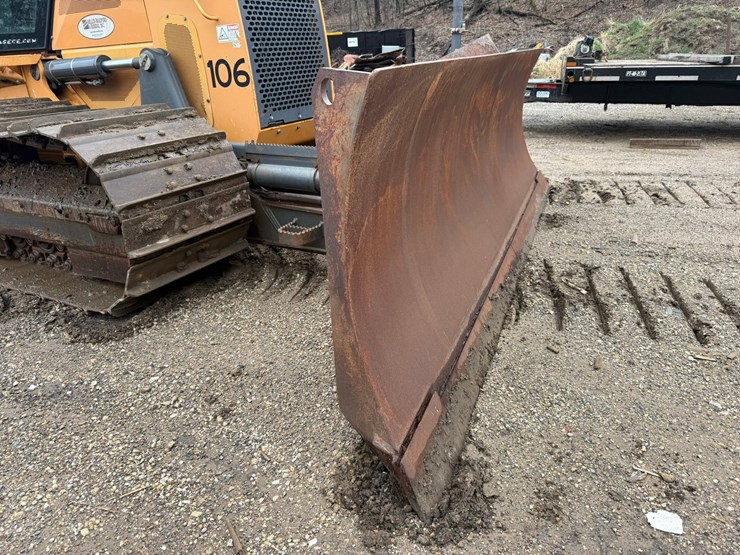 2016-case-1650m-image-10