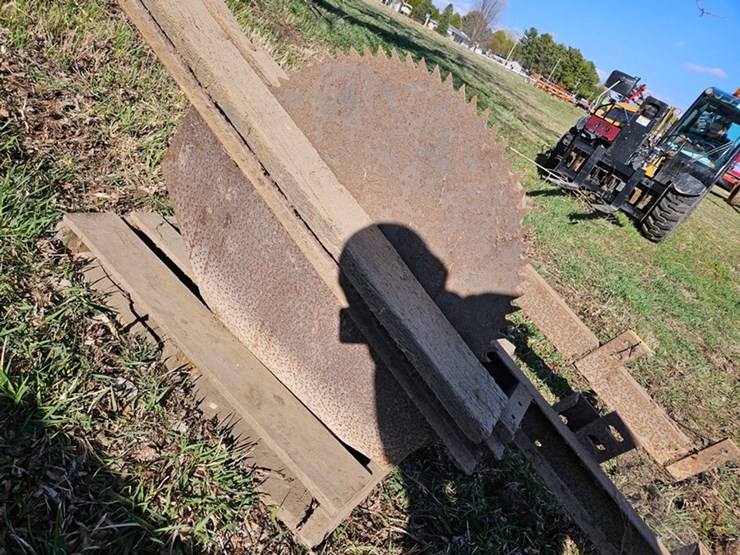 #558-•-international-belt-pully-buzz-saw-image-9