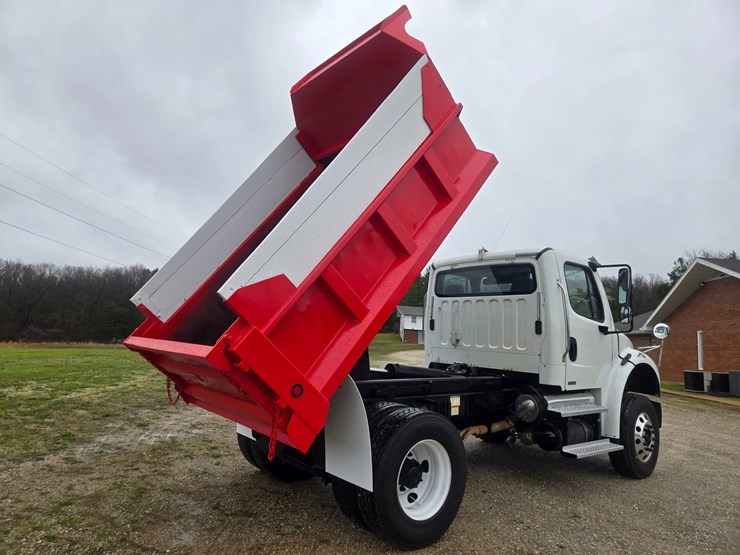 2012-freightliner-m2-106-image-30