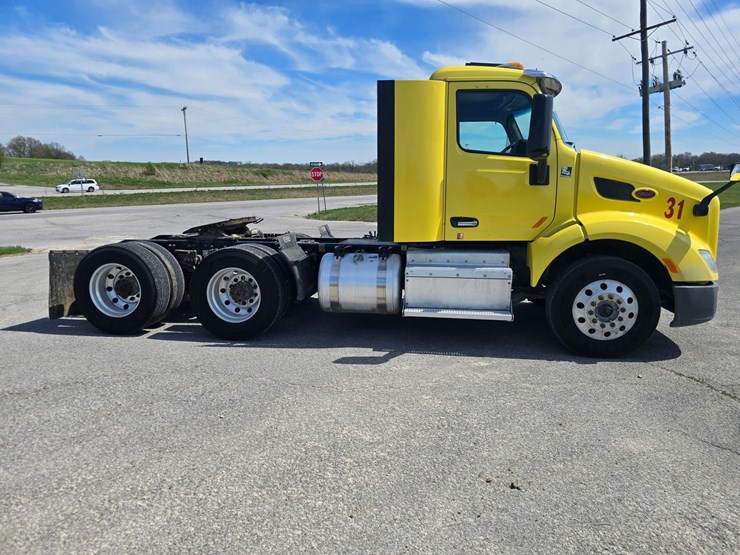 2017-peterbilt-579-image-16
