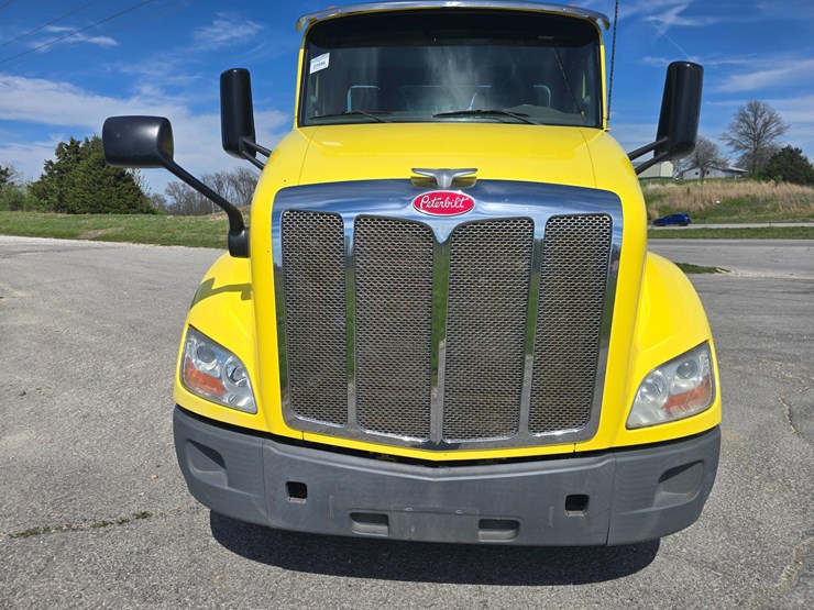 2017-peterbilt-579-image-23