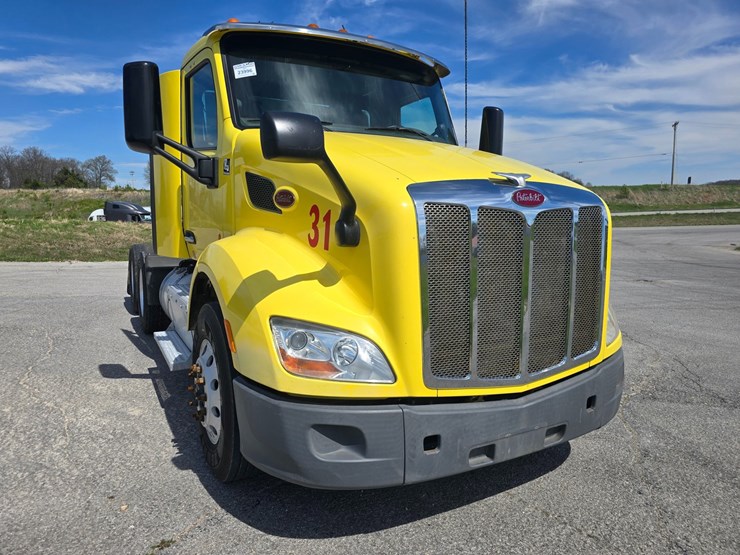 2017-peterbilt-579-image-21
