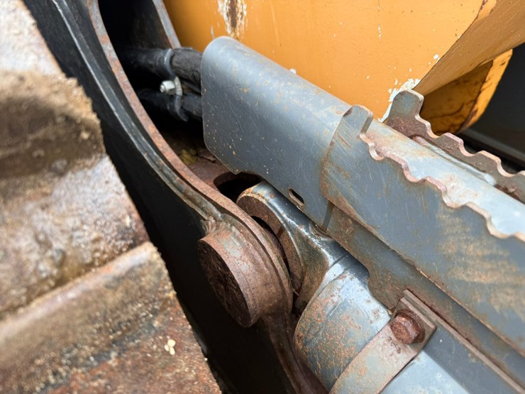 2016-case-1650m-image-15