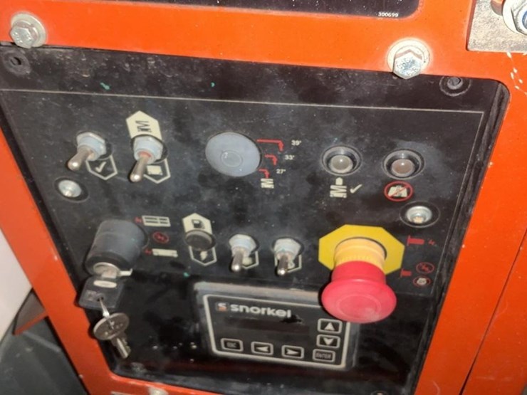 #401-•-snorkel-4wd-rough-terrain-27'-scissor-lift-image-13