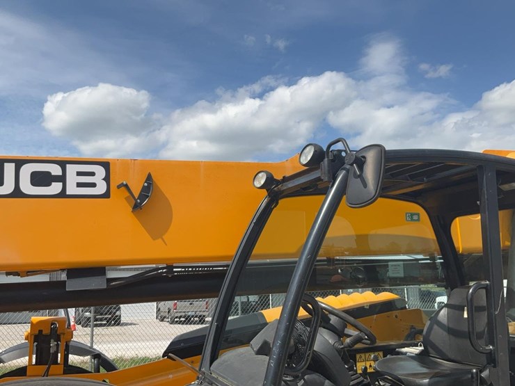 2022-jcb-510-56-image-32