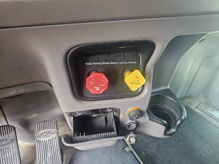 2012-peterbilt-384-image-86