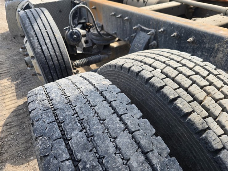 2017-peterbilt-348-image-89