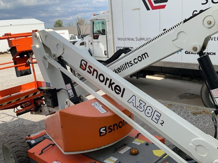 #311-•-snorkel-38'-articulating-lift-image-4