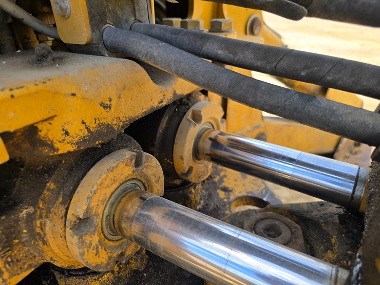 2005-caterpillar-420d-image-40