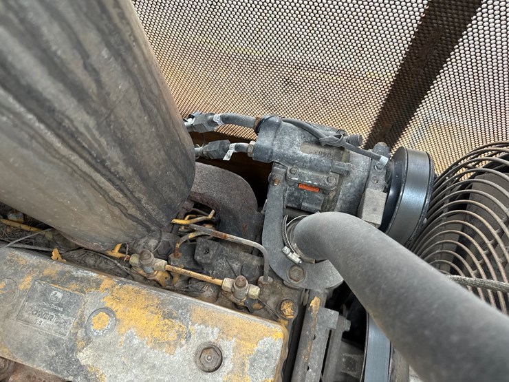 2005-deere-700j-xlt-image-31