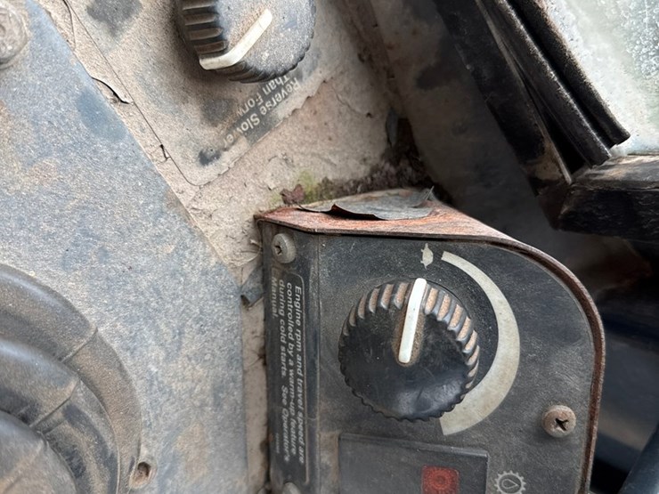 2005-deere-700j-xlt-image-36