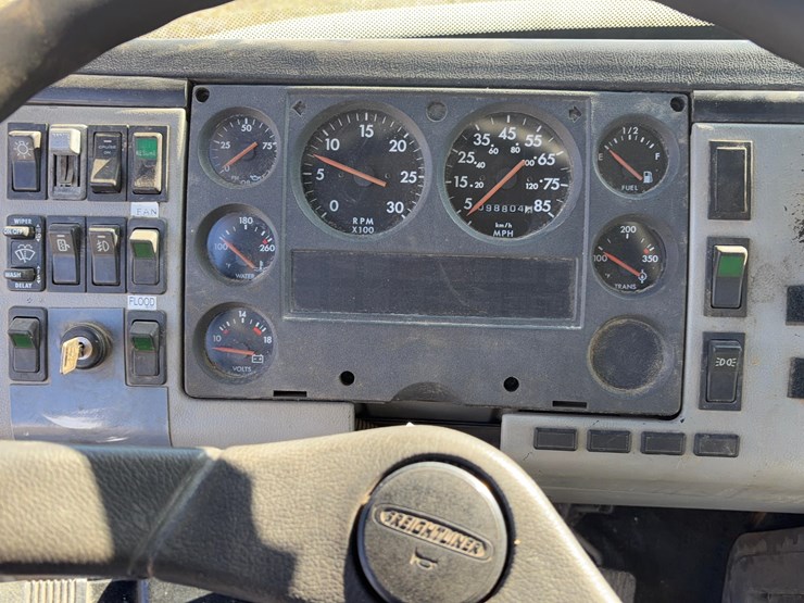 2000-freightliner-fl60-image-22