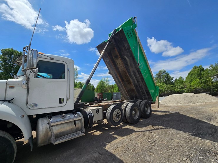 2017-peterbilt-348-image-48