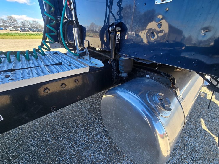 2005-peterbilt-379-image-101