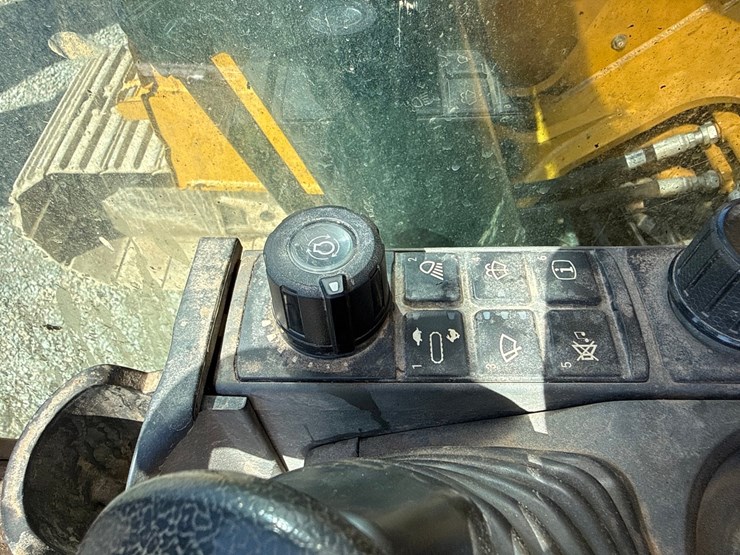 caterpillar-325-image-65