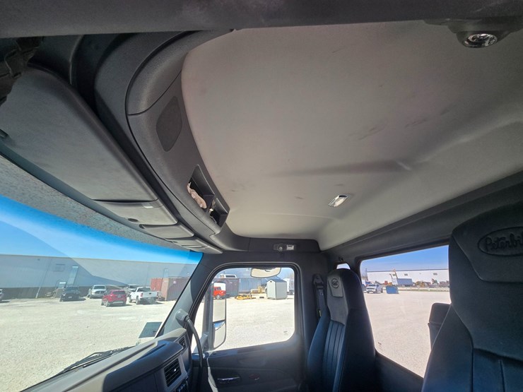 2016-peterbilt-579-image-51