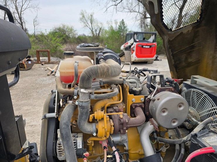 2018-caterpillar-cc24b-image-27