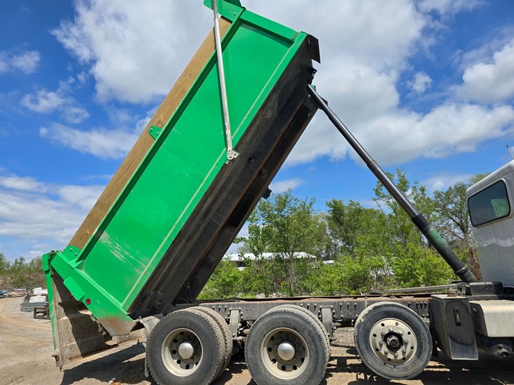 2017-peterbilt-348-image-61