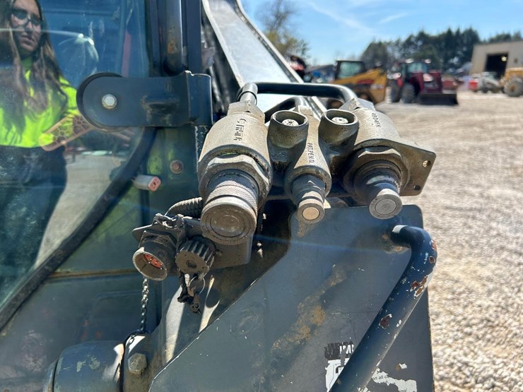 2019-deere-317g-image-11