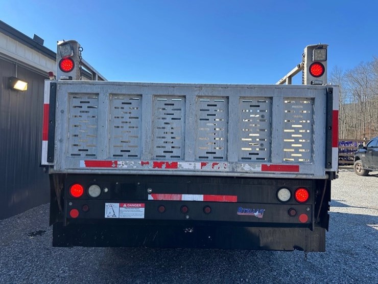 2017-freightliner-m2-106-image-3