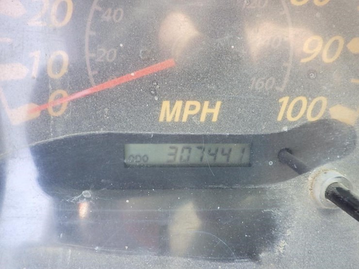 2005-isuzu-nqr-image-27