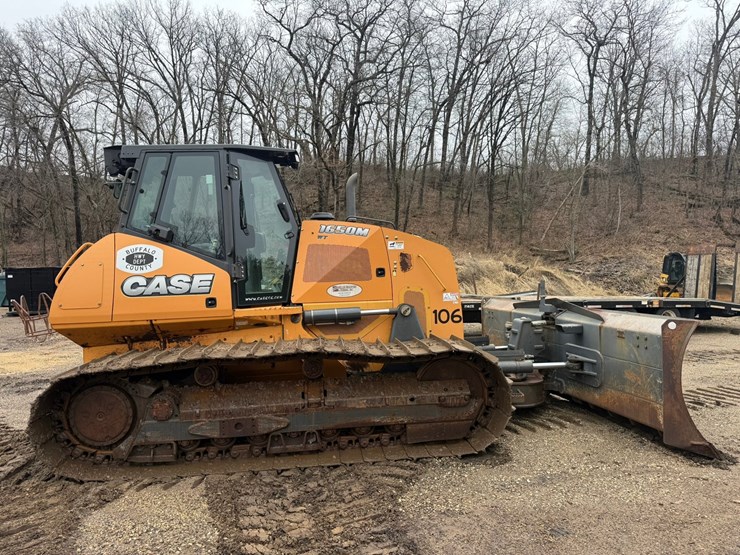 2016-case-1650m-image-6