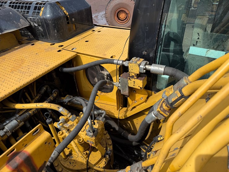 caterpillar-330d-image-66